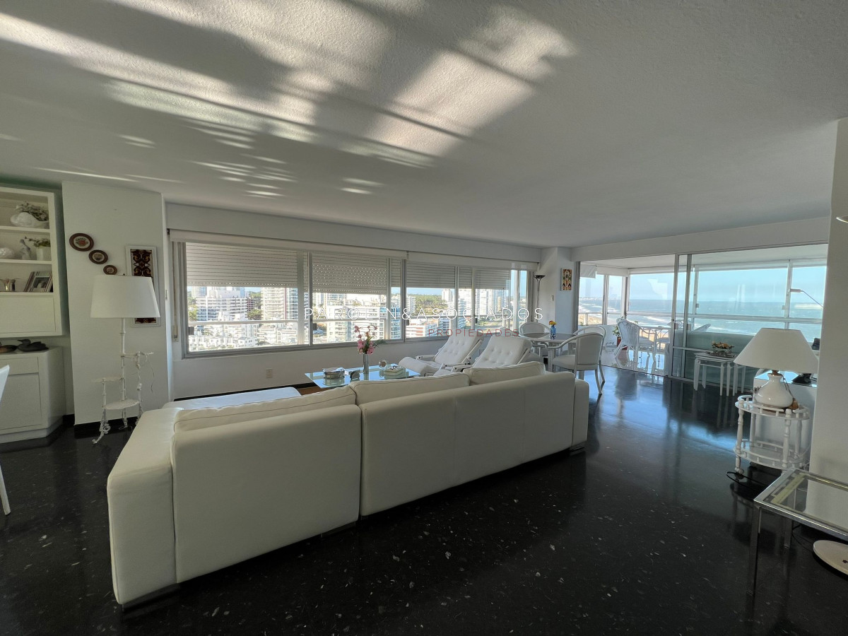 Apartamento en venta de 3 dormitorios en edificio Pez Espada, Punta del Este. - JPA7741A