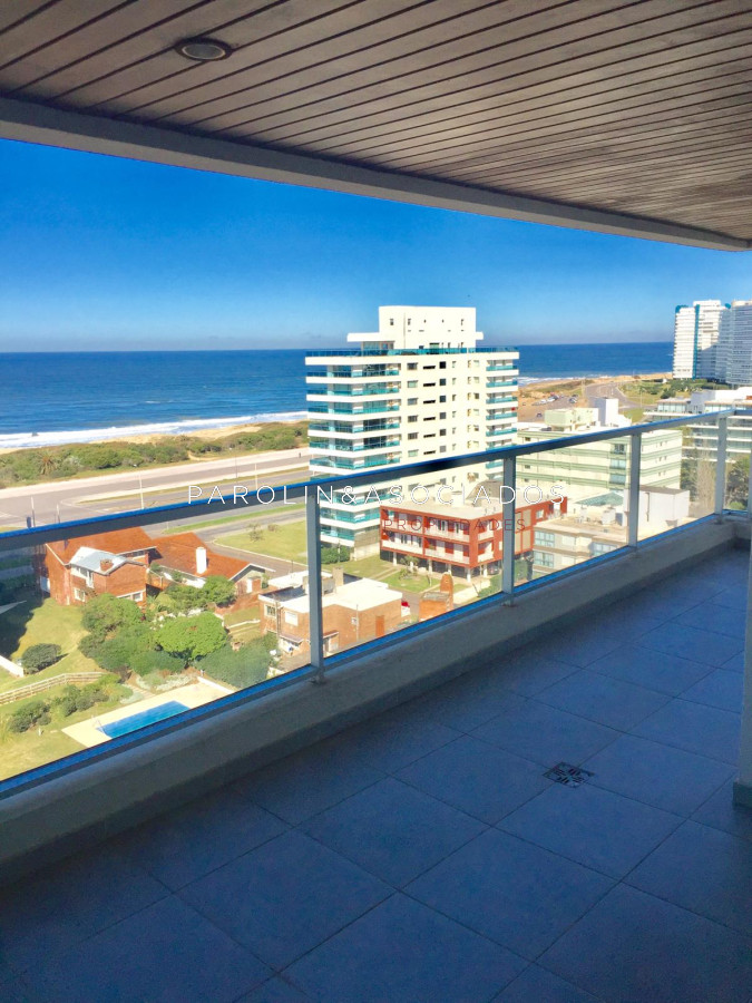 Excelente apartamento en venta de 2 dormitorios en Punta del Este. - JPA1012A