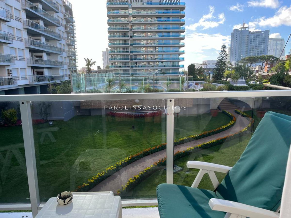 Apartamento de 1 dormitorio y medio en alquiler temporal, en edificio Long Beach Punta Del este - JPA9150A