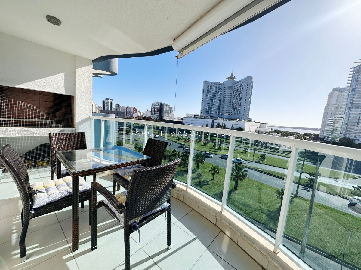 Apartamento en venta de 2 dormitorios en Casino Tower, Punta del Este.