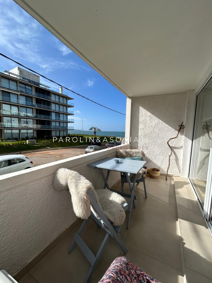 Apartamento en Venta de 3 dormitorios en primera linea de Playa Mansa, Punta del Este 