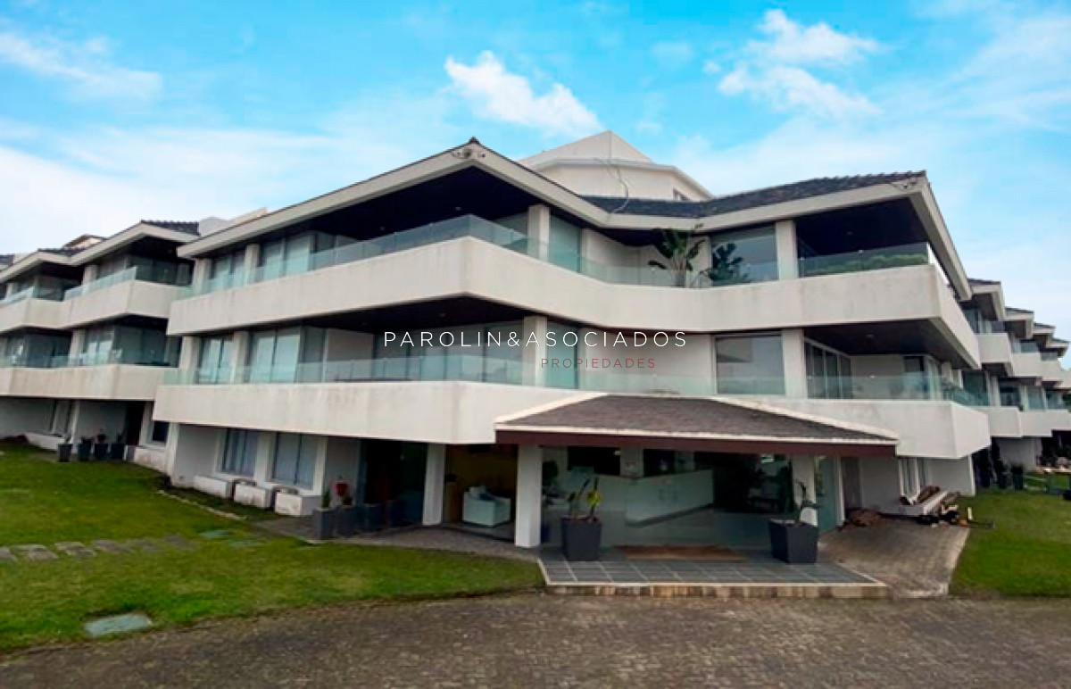 Pent-house de 3 dormitorios en venta en edificio Esturión Montoya, Punta del Este.