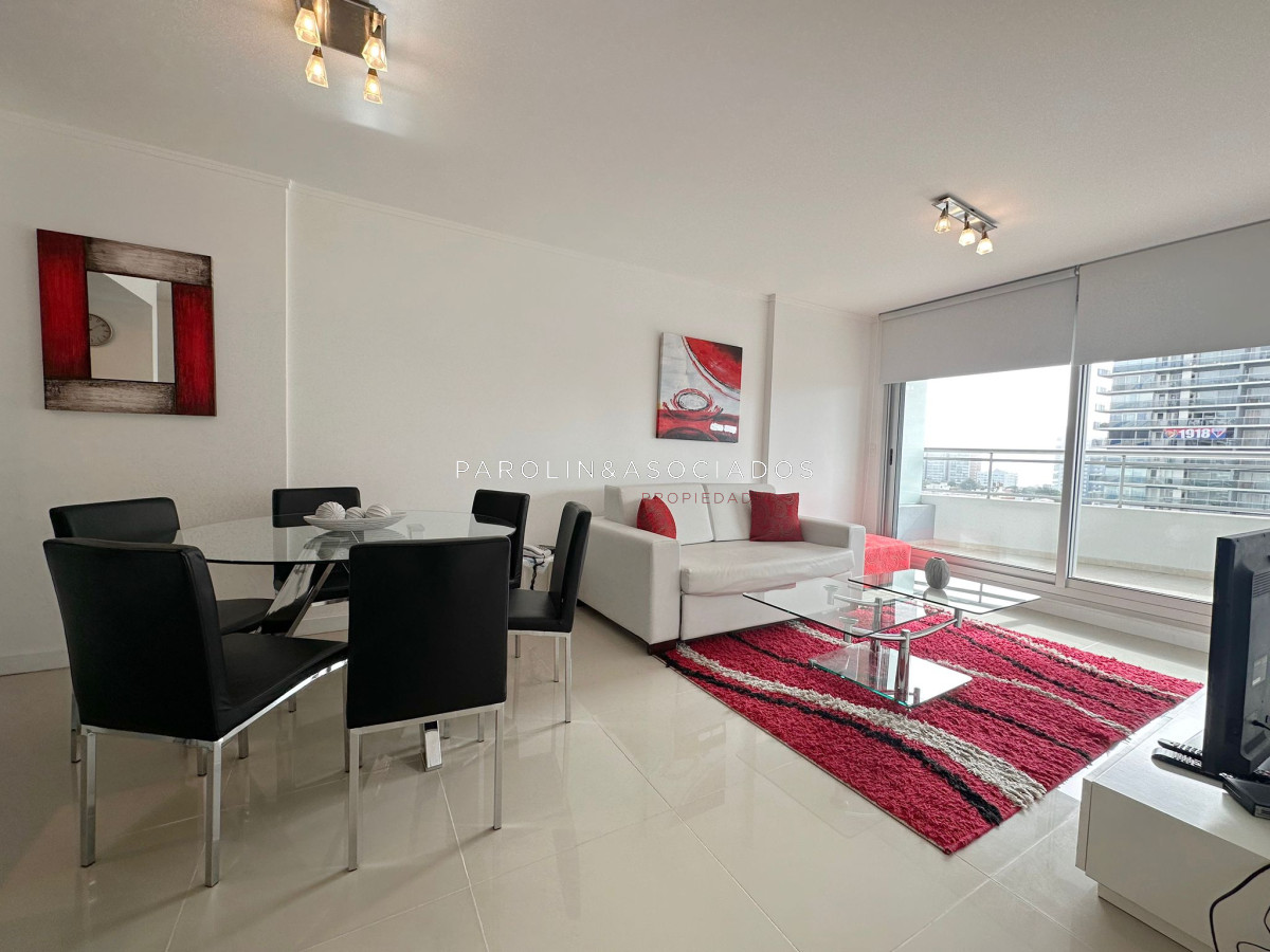 Apartamento de 2 dormitorios en venta en Forest Tower II, Punta del Este.