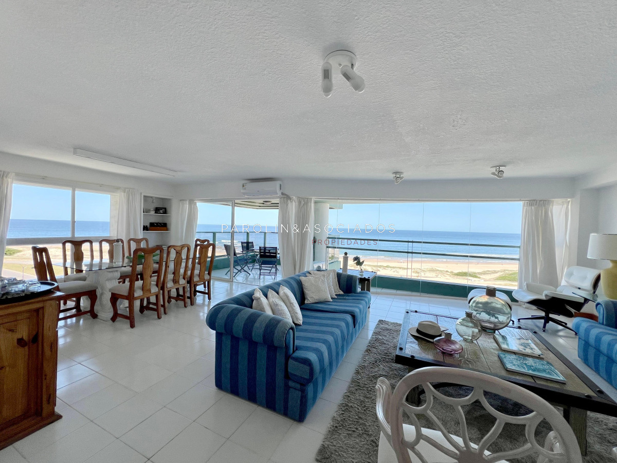 Apartamento en venta de 3 dormitorios + dependencia en edificio Martinique, Punta del Este. - JPA10307A