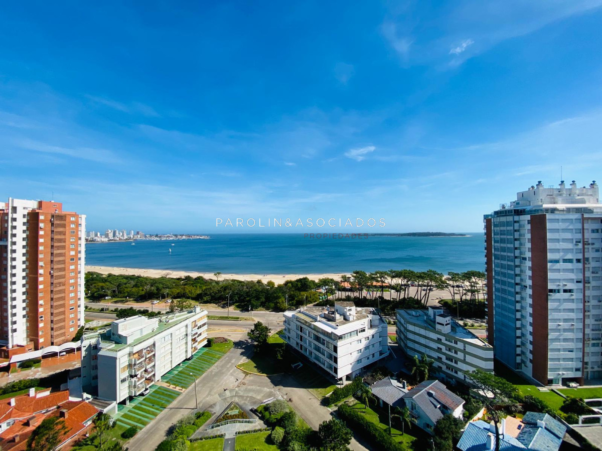 Apartamento de 4 dormitorios en venta en Sea Forest Tower, Punta del Este.