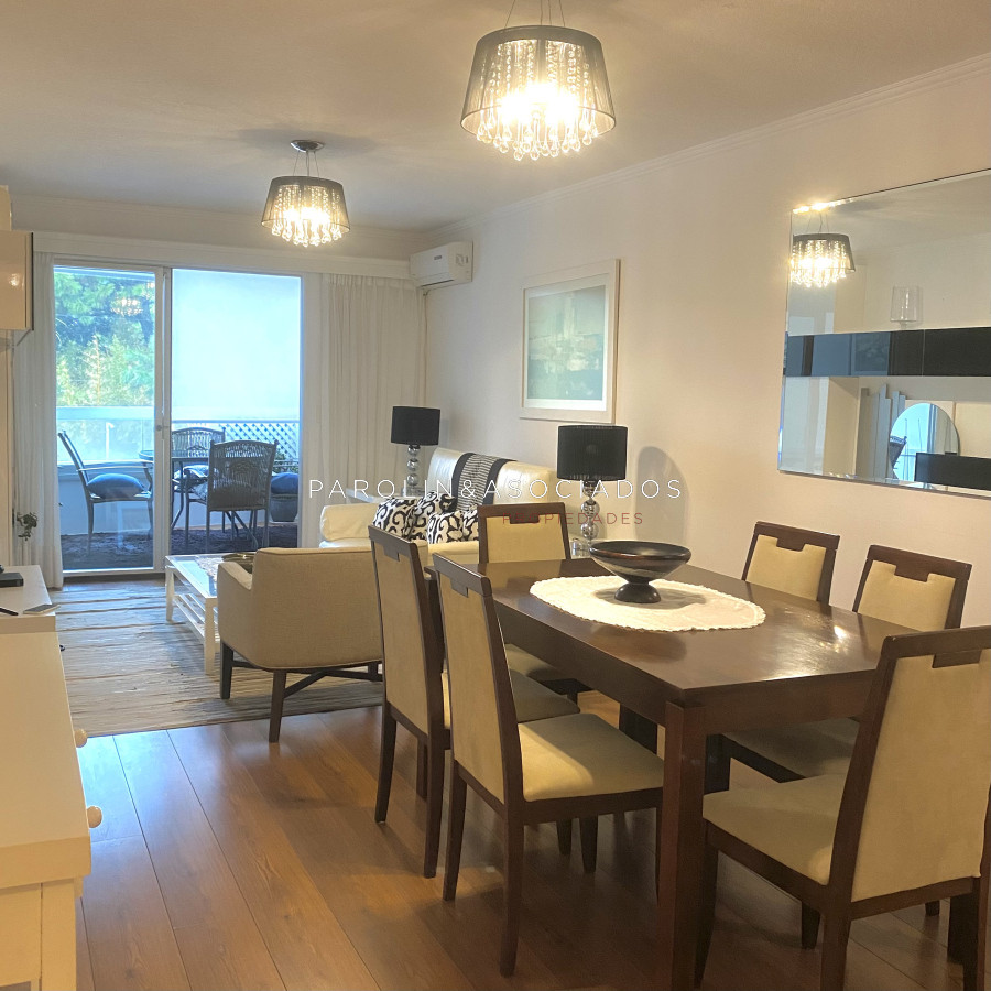 Apartamento en venta de 2 dormitorios y dependencia en Punta del Este. - JPA10611A