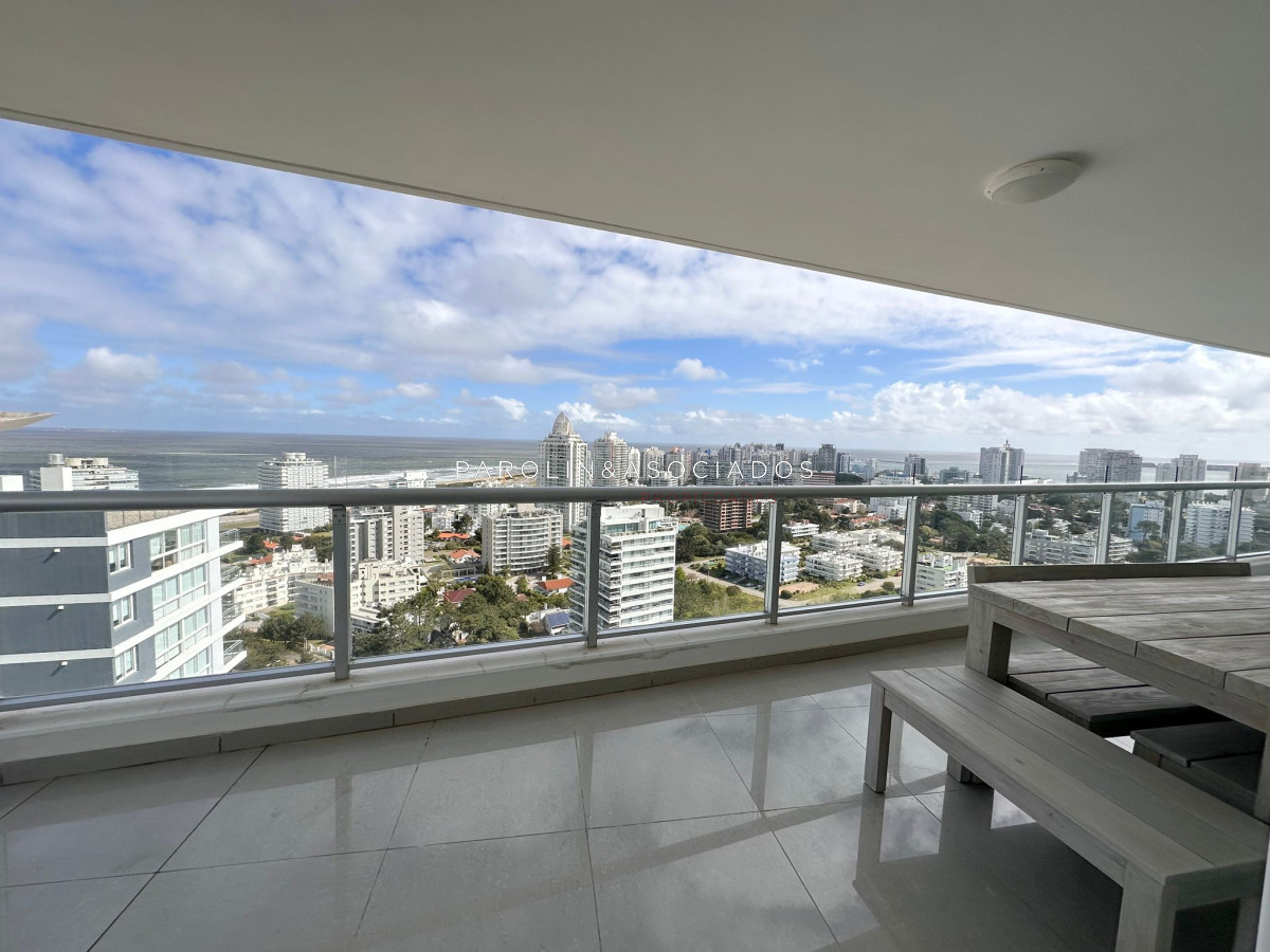 Apartamento de 3 dormitorios en suite en venta en Torre One, Punta del Este.