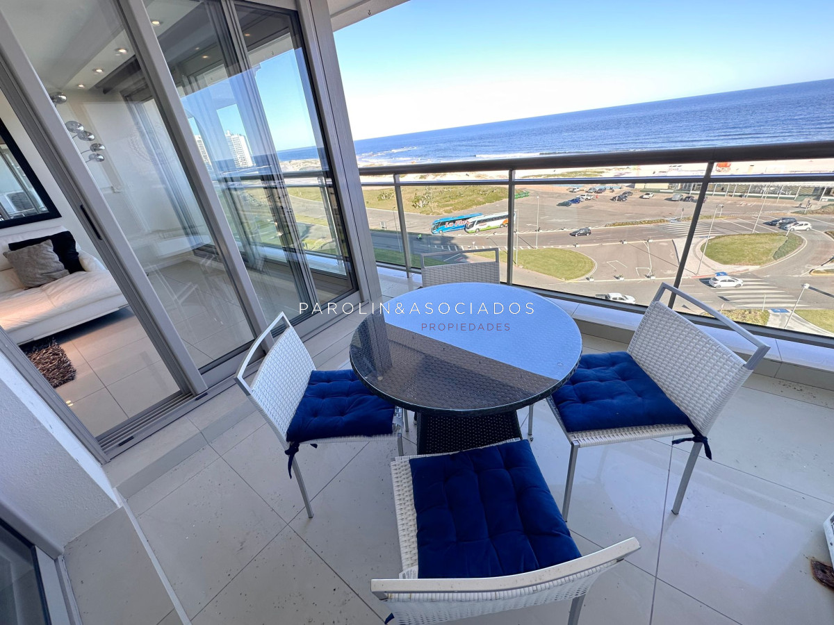 Apartamento de 2 dormitorios + dependencia de servicio en Torre Imperiale, Punta Del Este.
