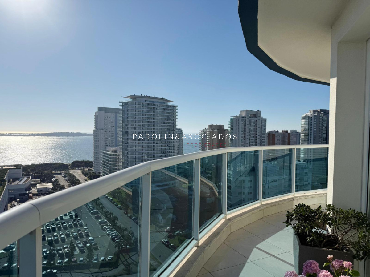 Apartamento en venta de 3 dormitorios mas dependencia de servicio en Casino Tower, Punta del Este - JPA11464A