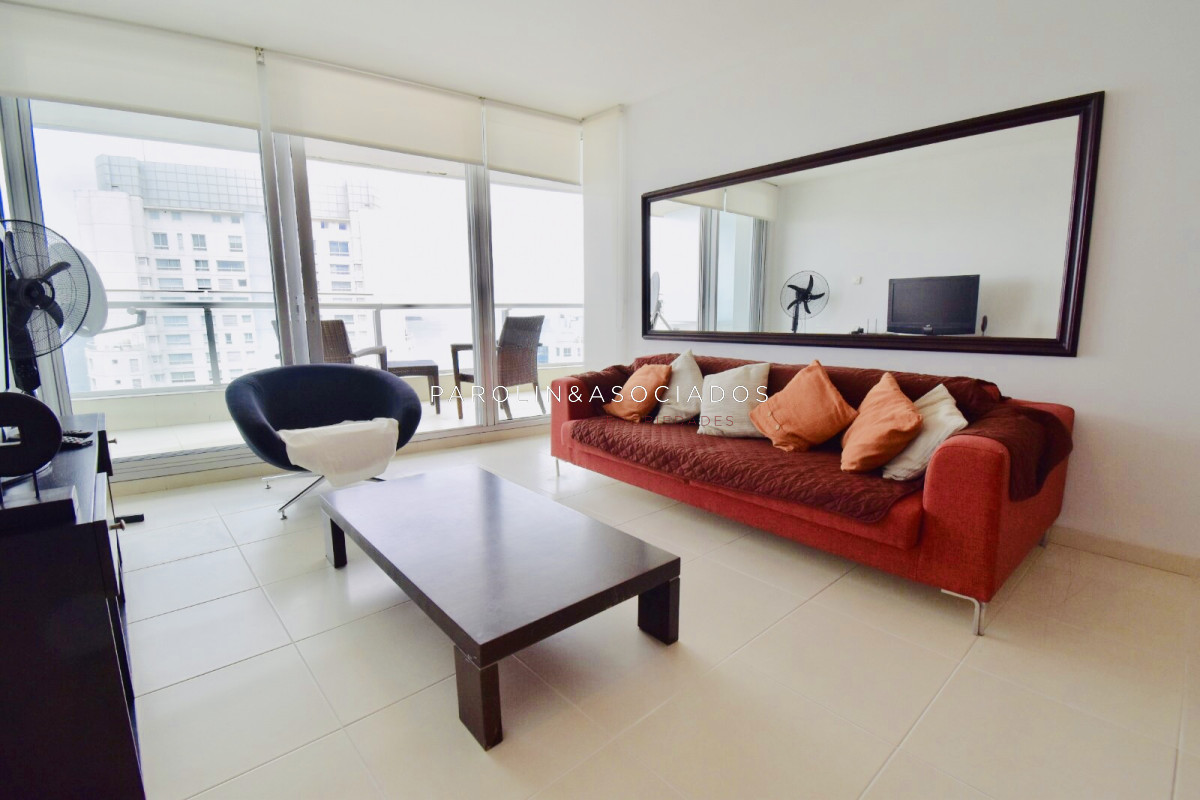 Apartamento en venta de 2 dormitorios en Season Tower, Punta del Este. - JPA922A