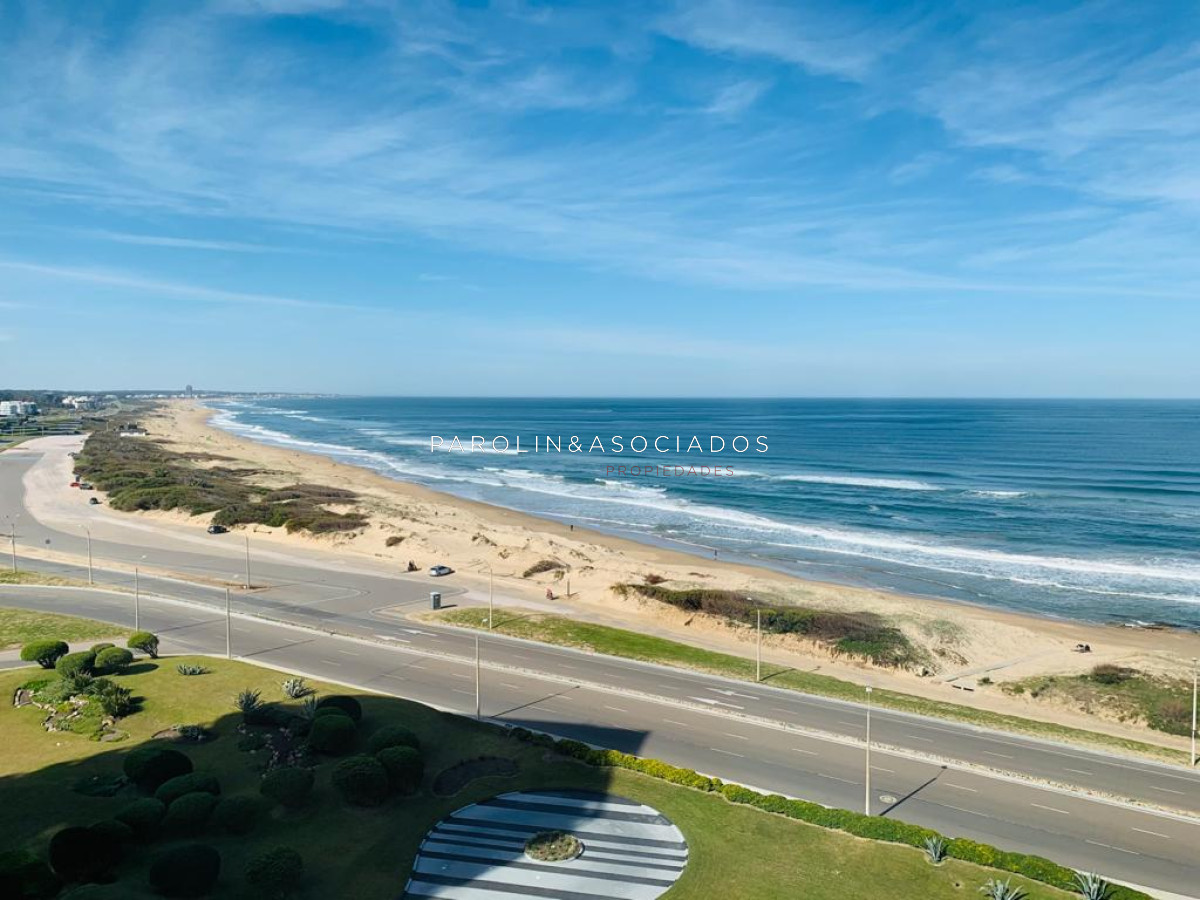 Apartamento en venta de 3 dormitorios en Torre Delfín, Punta del Este. - JPA1373A
