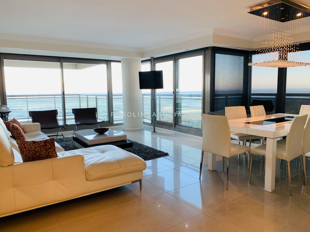 Apartamento de 4 dormitorios en venta en torre Imperiale, Punta del Este.