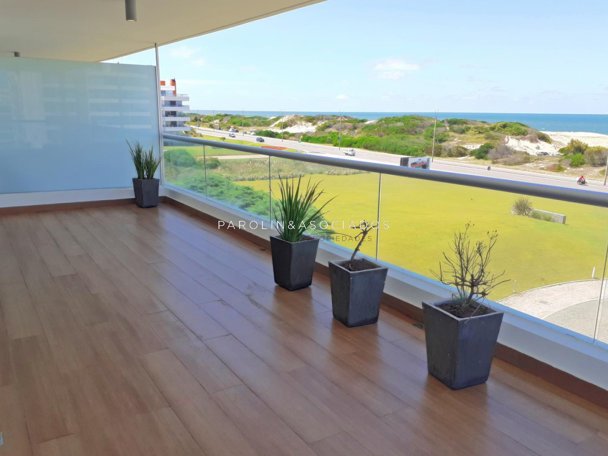 Venta Apartamento 3 Dormitorios y Dependencia Silente, Playa Brava.  