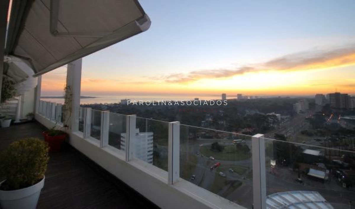 Penthouse en venta en torre Yoo, Punta del Este.