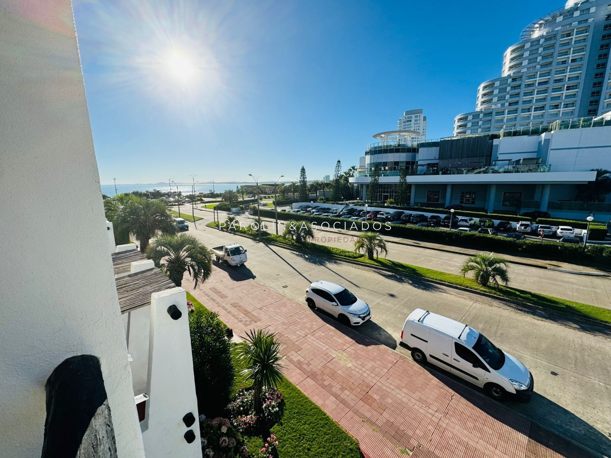 Apartamento en venta de 3 dormitorios en edificio Los Arcos, Punta del Este.