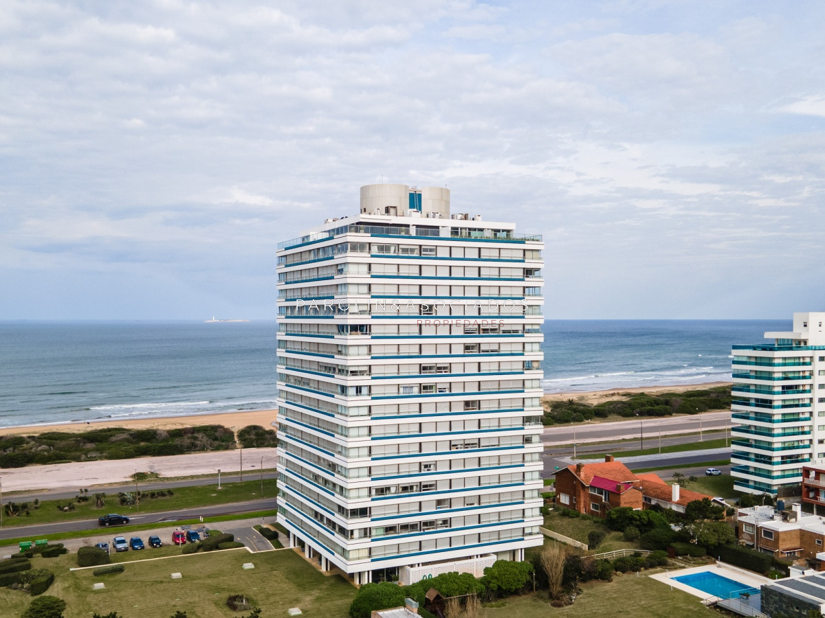 Apartamento de 3 Dormitorios en Edificio Tiburon II, Punta del Este.