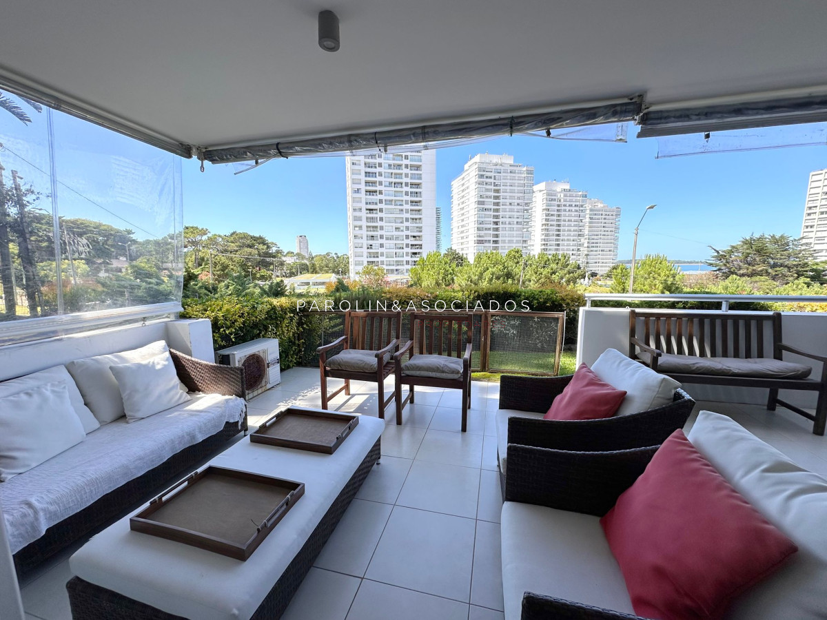 Apartamento en venta de 3 dormitorios con parrillero propio en Mansa, Punta del Este. - JPA9246A