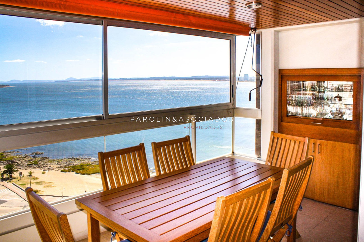 Apartamento de 3 dormitorios en venta en edificio Torreón, Punta del Este.