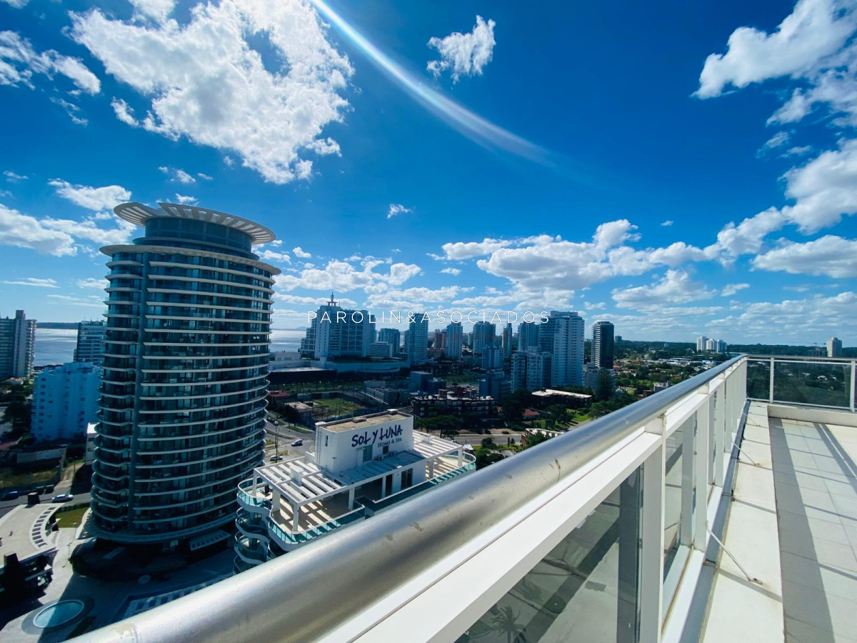 Apartamento en venta de 3 dormitorios en Manhattan Tower, Punta del Este.