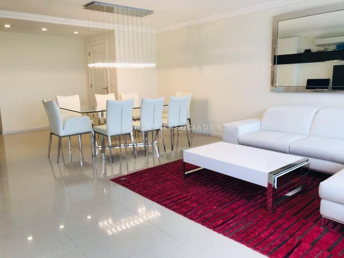 Apartamento de 3 dormitorios en venta en Torre Imperiale, Punta del Este.