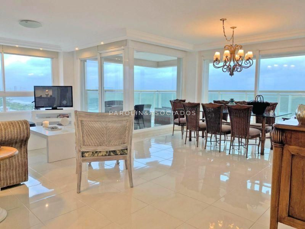 Apartamento en venta de 3 dormitorios en Le Jardin, Punta del Este.