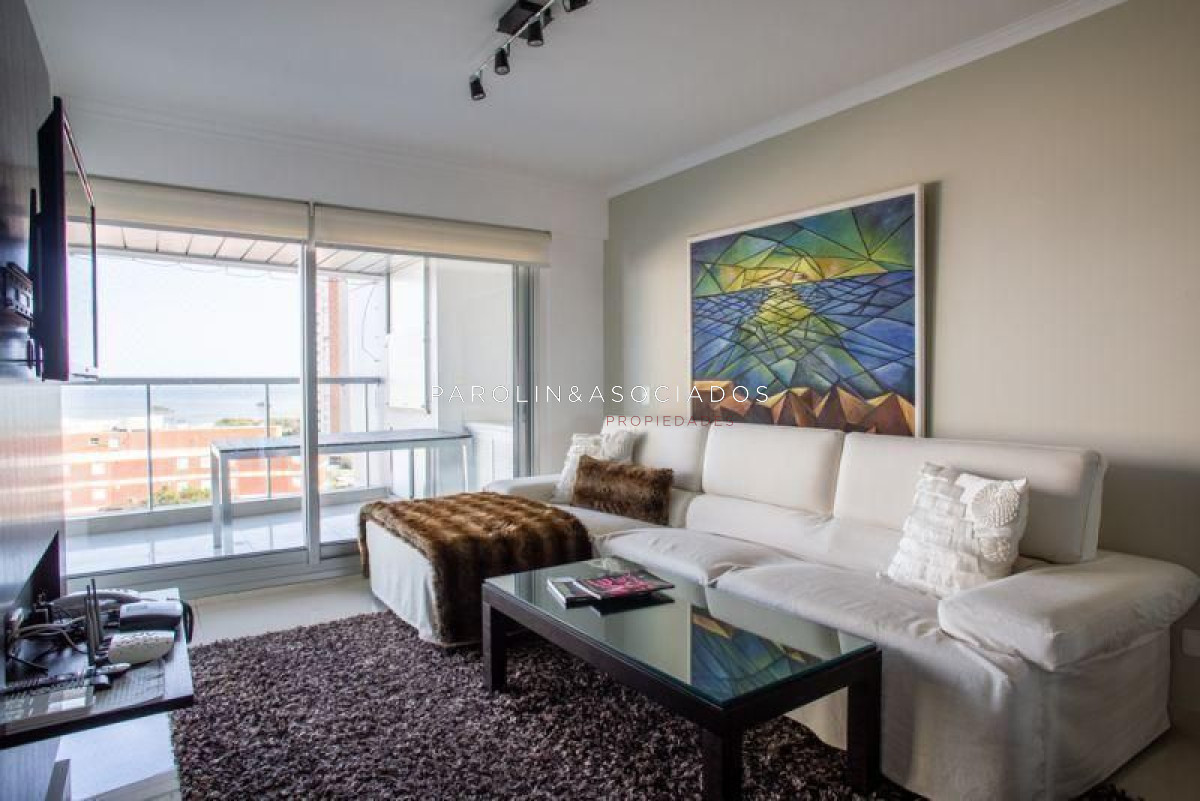 Apartamento de 2 dormitorios en venta en Miami Boulevard, Punta del Este.