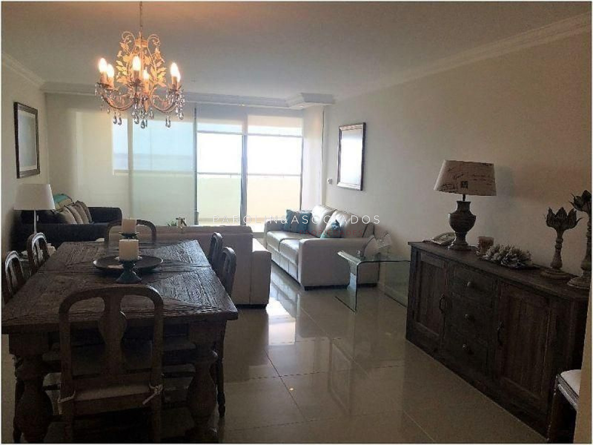 Hermoso apartamento de 3 dormitorios en venta en Torre Imperiale, Punta del Este.