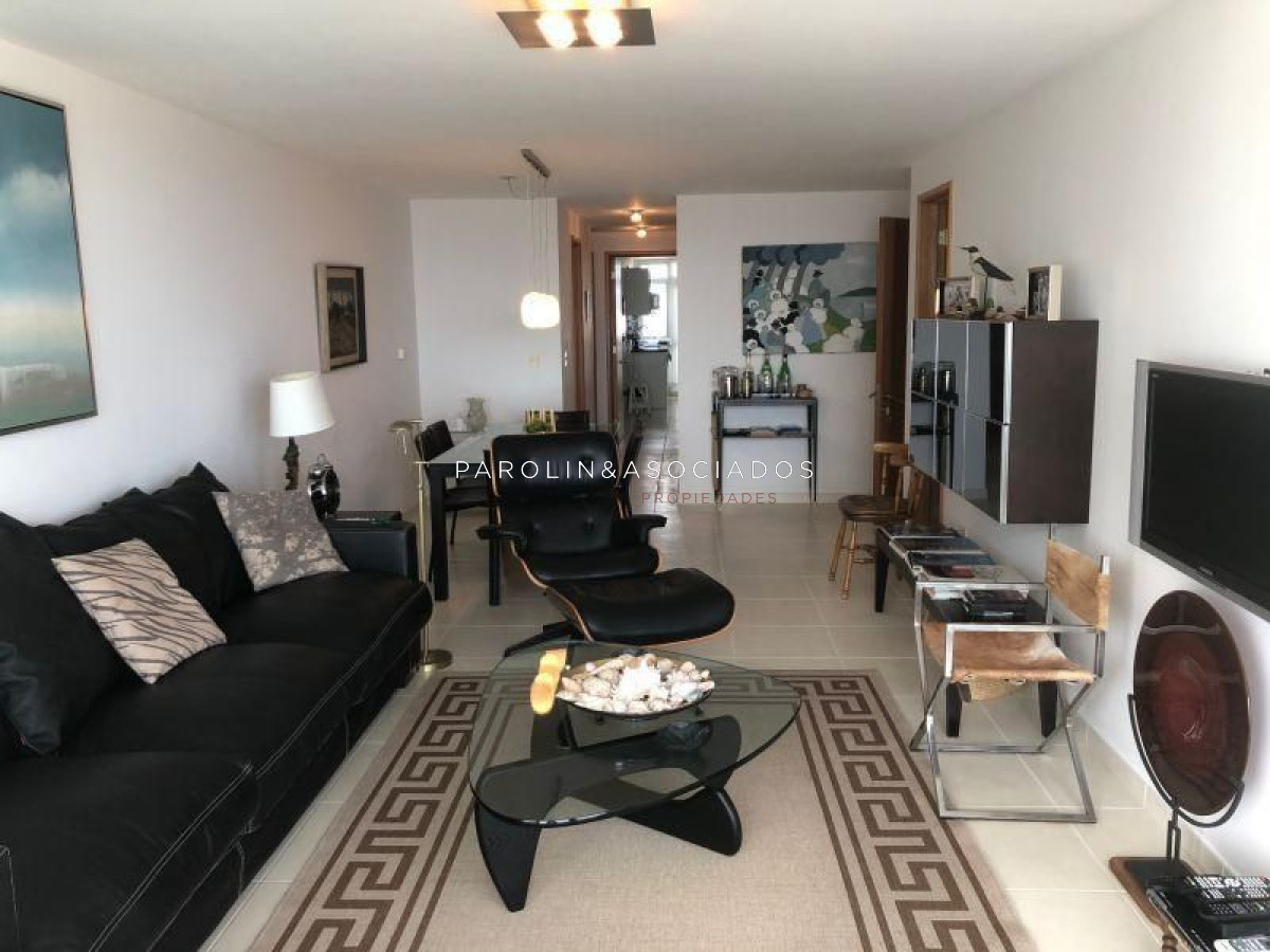 Apartamento en venta de 2 dormitorios en Season Tower, Punta del Este. - JPA45A
