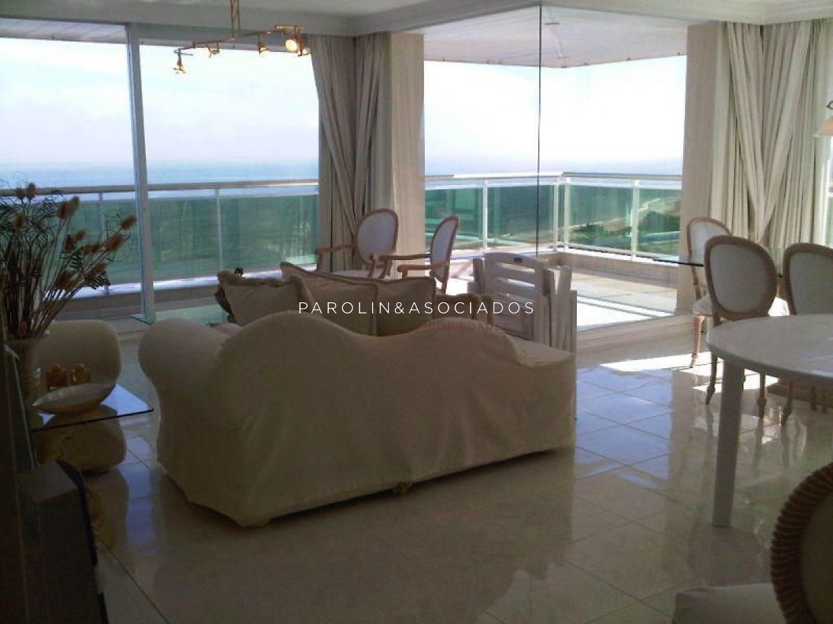 Departamento de 3 Dormitorios en Coral Tower, Mansa, Punta del Este