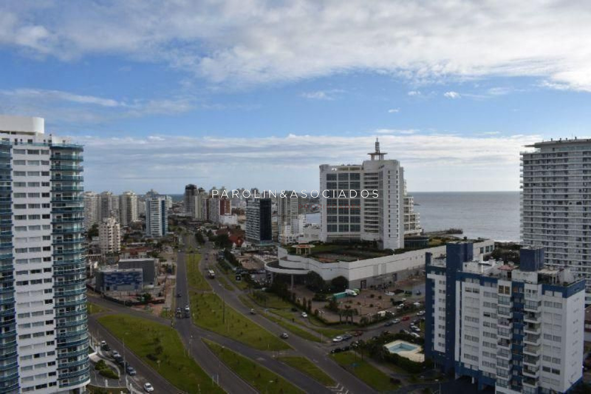 Departamento de 2 dormitorios en torre Alexander Boulevard, Punta del Este.