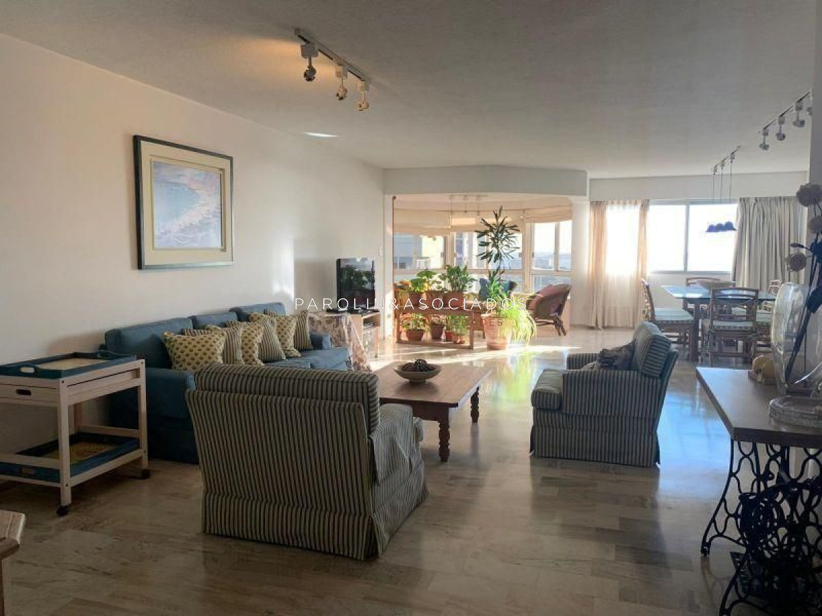 Apartamento de 3 dormitorios en venta en Punta del Este. - JPA523A