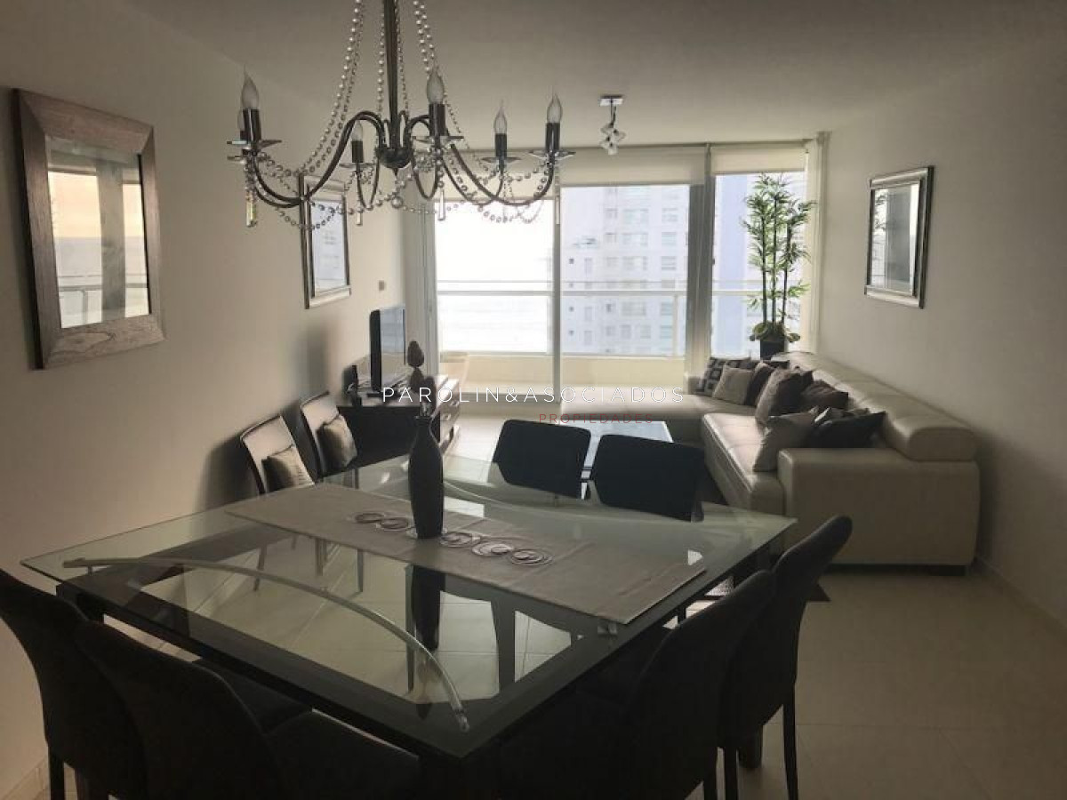 Apartamento en venta de 2 dormitorios en Season Tower, Punta del Este.  - JPA52A