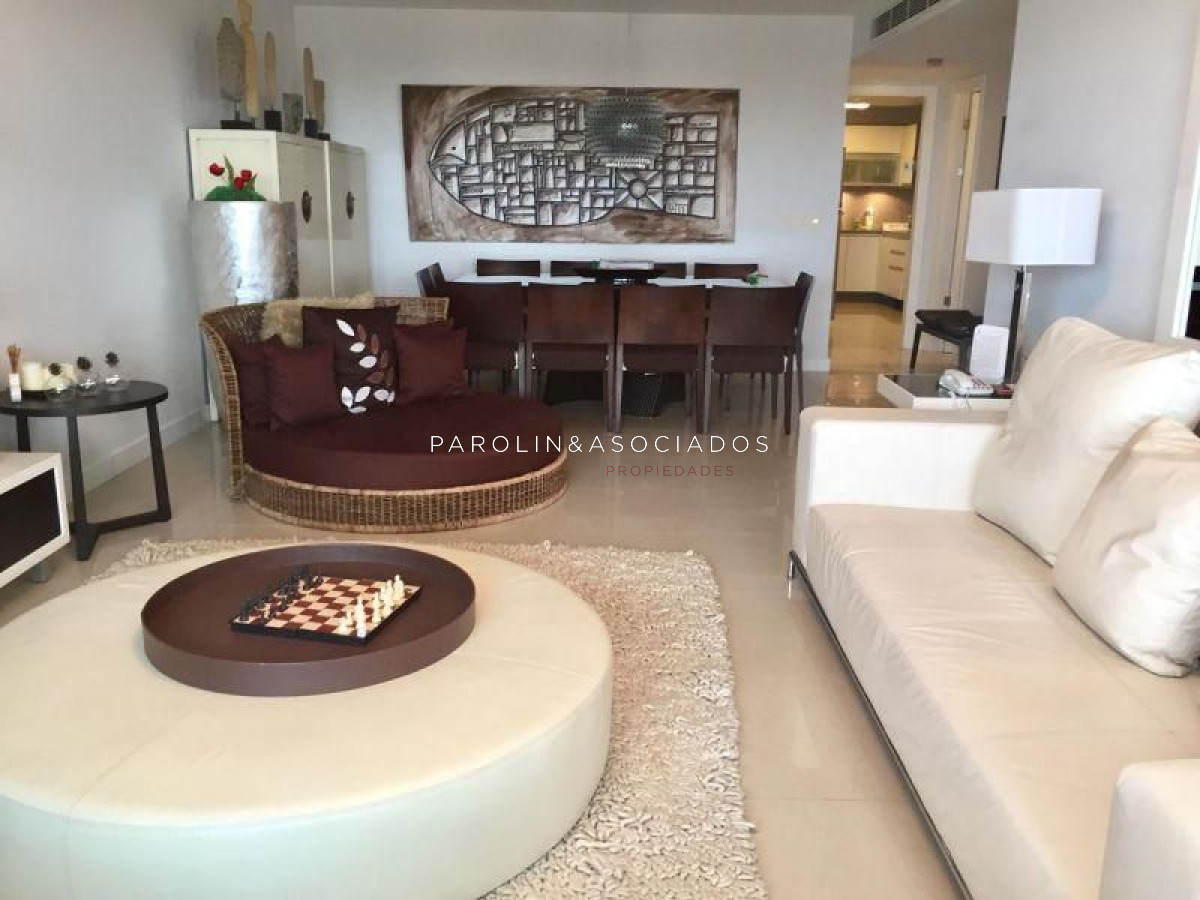 Apartamento en venta de 2 dormitorios en torre Aquarela, Punta del Este.