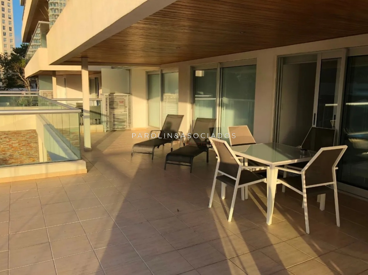 Apartamento de 2 dormitorios en venta en Icon Tower, Punta del Este - JPA1481A