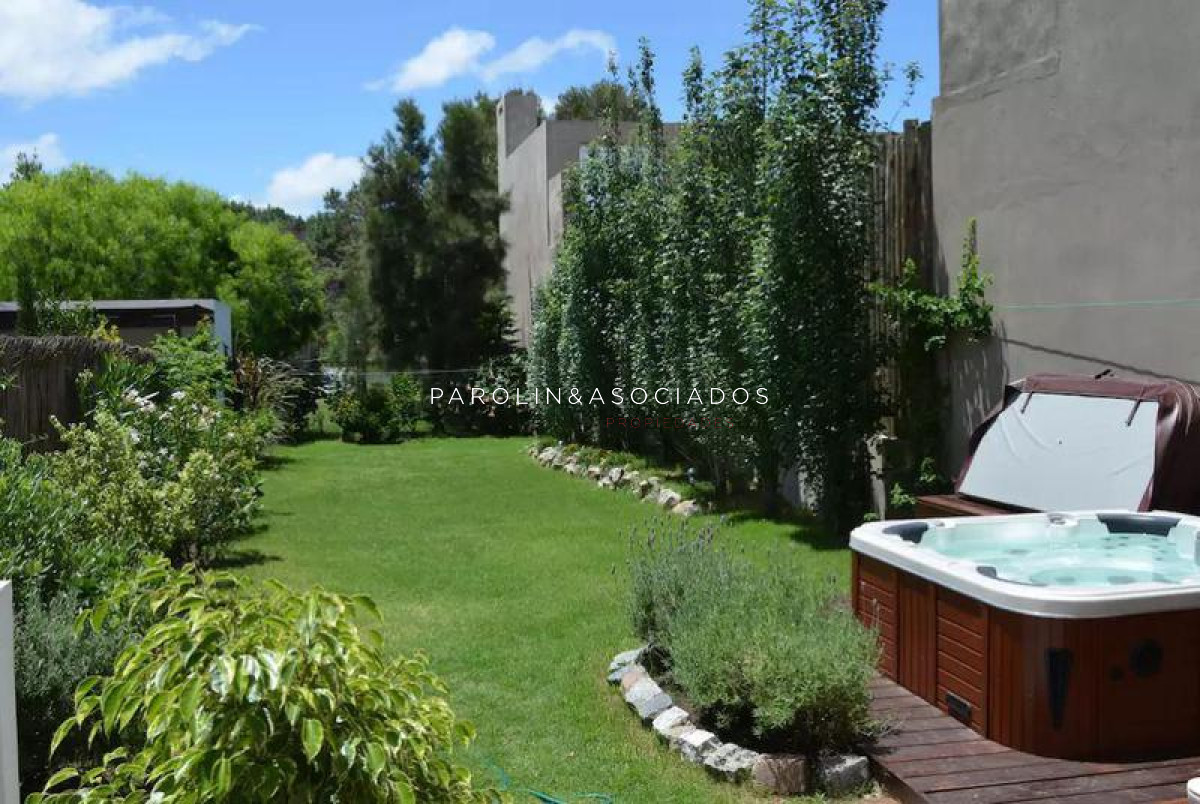 Apartamento en venta e 2 dormitorios en torre Mar Adentro, Punta del Este.