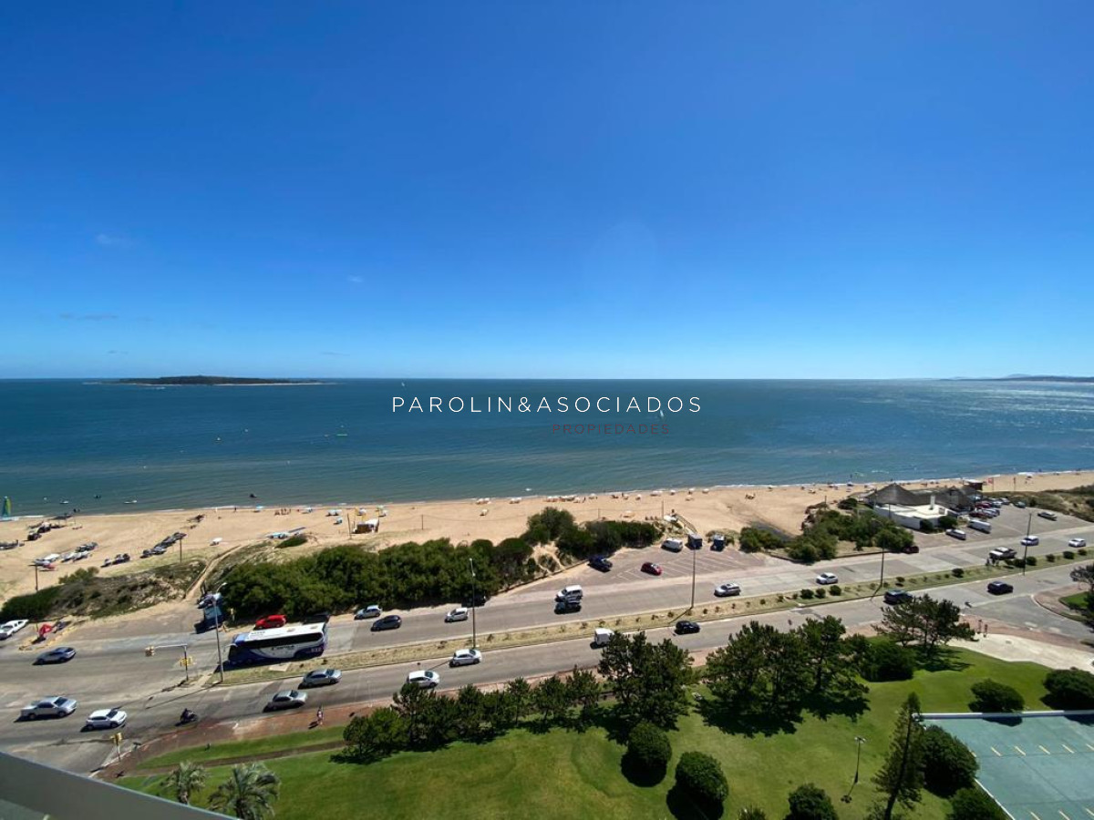 Hermoso apartamento en venta en piso alto en torre Aquarela, Punta del Este.