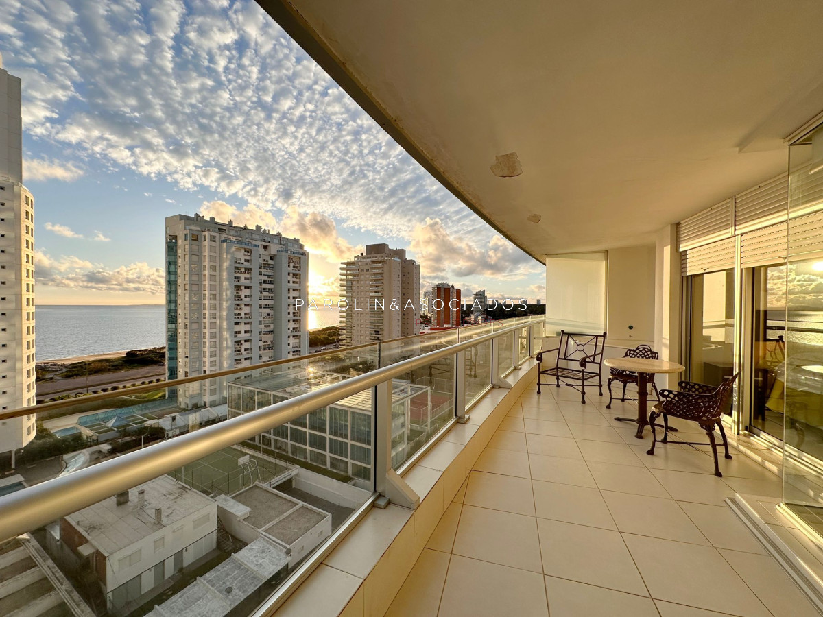 Apartamento en venta de 2 dormitorios en Torre Season, Punta del Este. - JPA8330A
