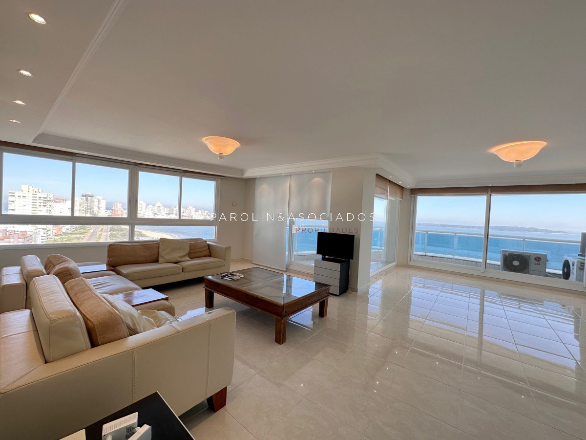 Departamento de 3 dormitorios en suite, en Torre Millenium con vista a la mansa. Punta del Este