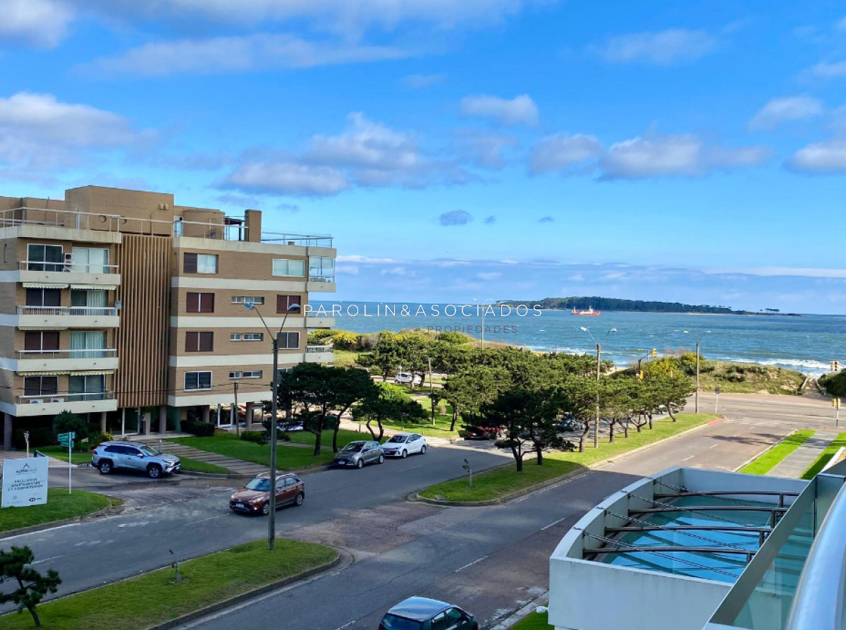 Apartamento en venta de 2 dormitorios y dependencia en torre Aquarela, Punta del Este. - JPA10340A