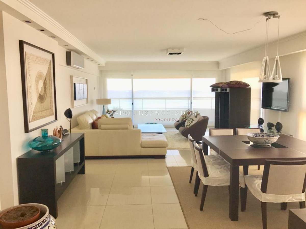 Apartamento en venta de 3 dormitorios en Torre Lobos, Punta del Este.