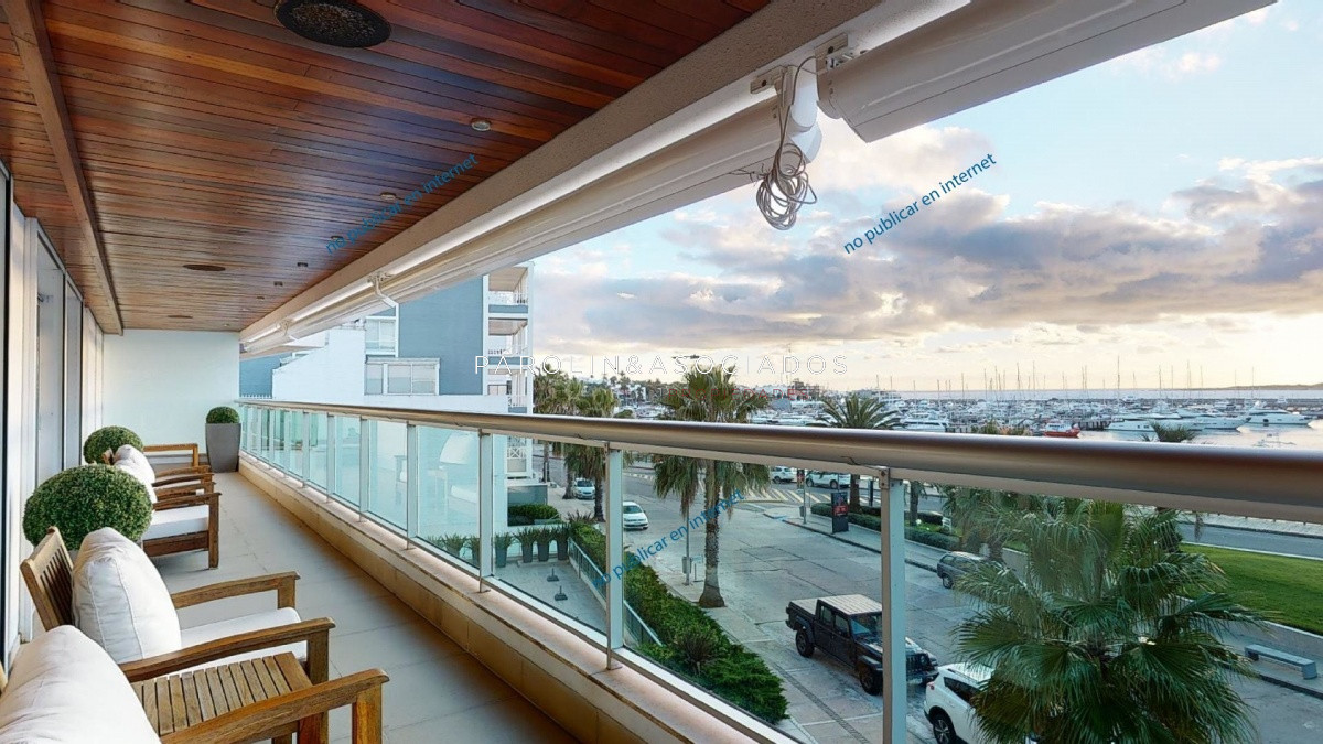 Apartamento en venta de 4 suites en edificio Puerto Punta, Punta del Este.
