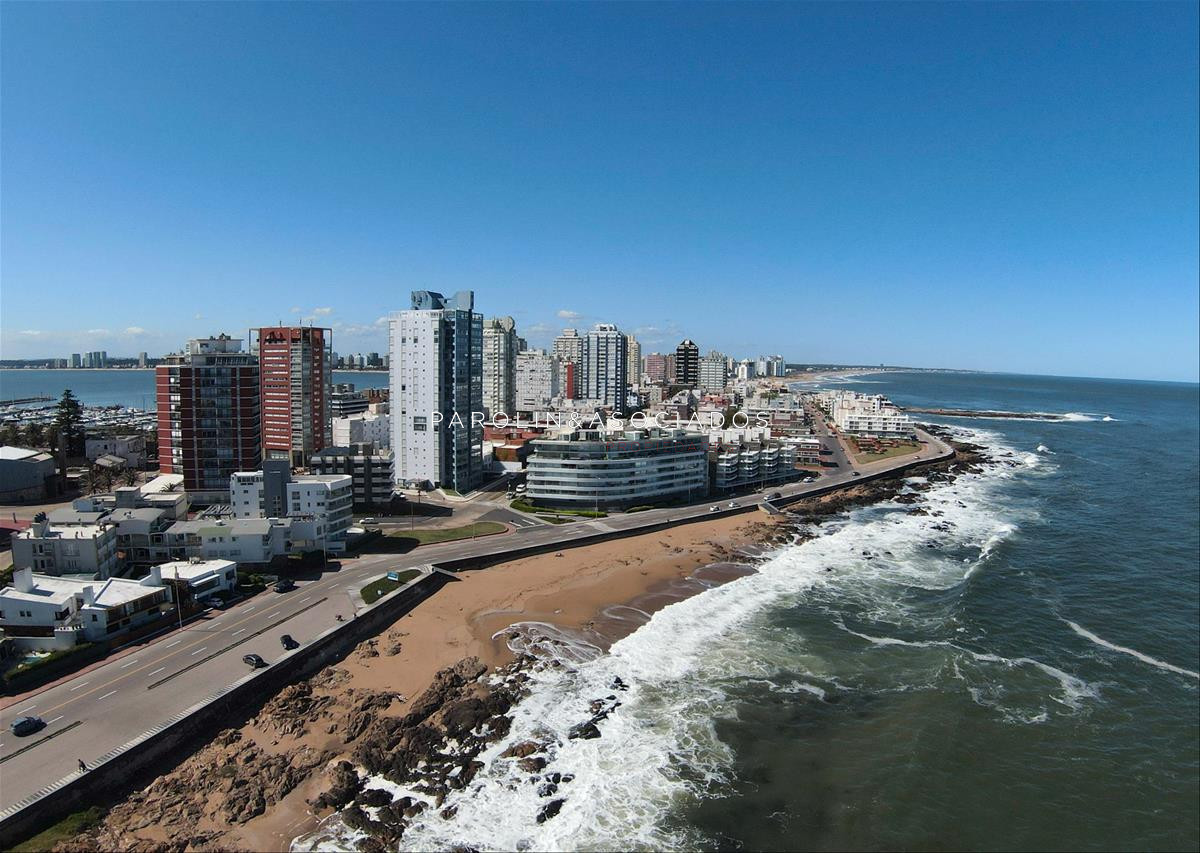 Hermoso apartamento en venta de 3 dormitorios en venta en Punta del Este. - JPA7965A