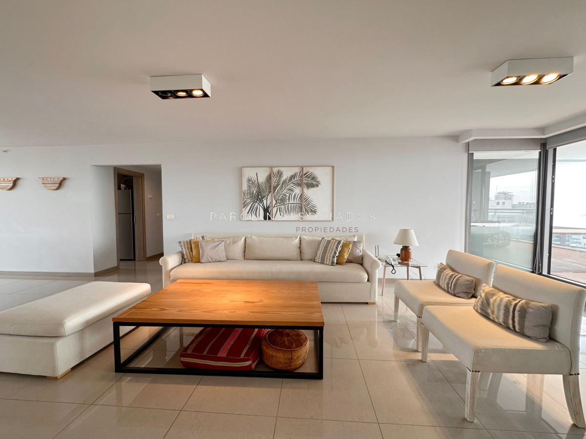 Apartamento en venta de 3 dormitorios en Edificio Onix, Punta del Este.
