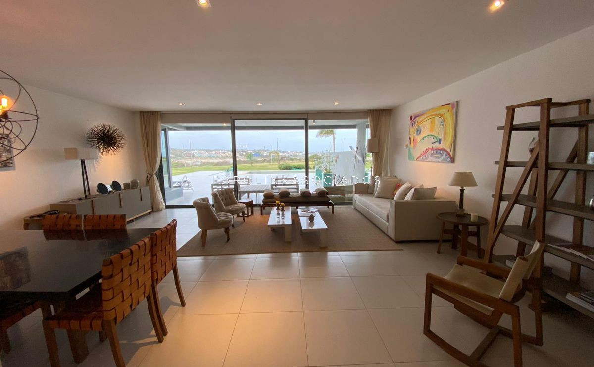 Apartamento en venta de 3 dormitorios en edificio Tiburón Terrazas, Punta del Este.