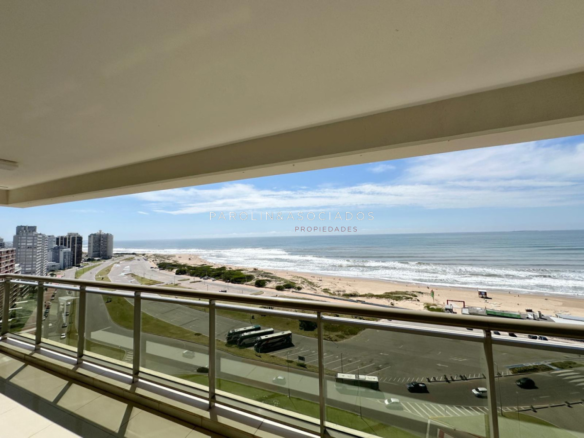 Apartamento en venta en Torre Imperiale de 3 dormitorios y dependencia de servicio, Playa Brava Punta del Este. - JPA11475A