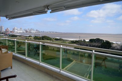 Apartamento en venta de 3 dormitorios en Coral Tower, Punta del Este.