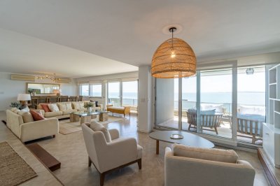 Apartamento en venta de 3 dormitorios en edificio Acantilado, Punta del Este.