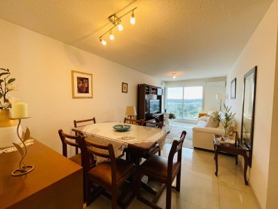 Apartamento en venta de 2 dormitorios en Summer Tower, Punta del Este.
