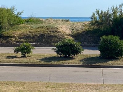 Apartamento en venta de 3 dormitorios en edificio Horizonte, Punta del Este.