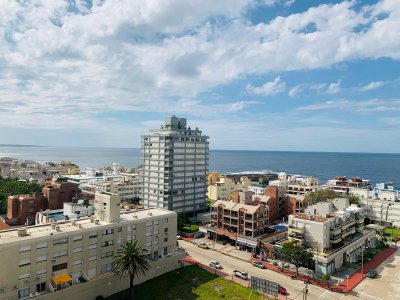 Apartamento en venta en edificio Kennedy, Punta del Este.